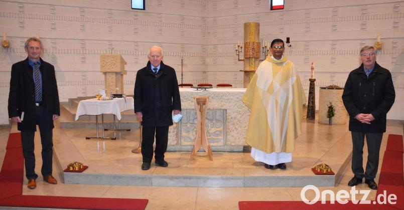 Große Ehre für Organist Herbert Fraunhofer: Seit 50 Jahren spielt er zur Ehre Gottes Orgel. Im Bild (von links): Sigi Failner, der Sprecher des Pfarrgemeinderats, Herbert Fraunhofer, Pfarrer Augustin Lobo und Kirchenpfleger Otmar Buchmann. Bild: ü