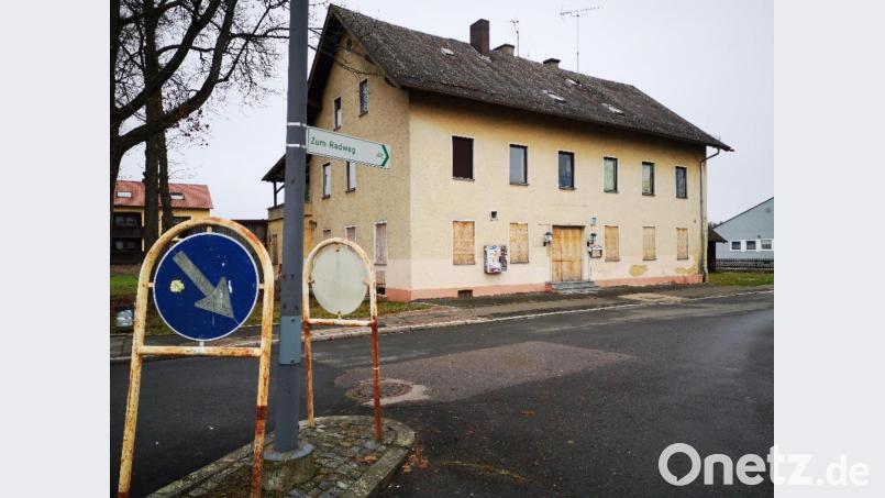 Abrissgebäude zwei: Das ehemalige „Gasthaus zur Eisenbahn“ am Ende der Bahnhofstraße steht seit rund 15 Jahren leer. Zuletzt wurde es als Pizzeria genutzt. Das Haus wurde 1892 von Brauereibesitzer Georg Böckl gebaut. Seit 2014 gehört es der Gemeinde. Bild: Thomas Dobler