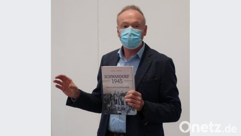 Stadtarchivar Josef Fischer stellte das Buch &quot;Schwandorf 1945&quot; vor, das an die Monate nach der Bombardierung der Stadt erinnert. Bild: Hirsch