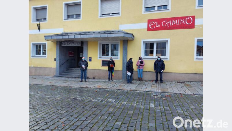 Bei einer Begehung nahmen Stadtverwaltung, Polizei und Feuerwehr einige neuralgische Punkte am Marktplatz in Augenschein. Wie von vielen Bürgern gewünscht, werden vorm Restaurant „El Camino“ zwei bis drei Parkplätze ausgewiesen. Hier kann dann bis zu zwei Stunden geparkt werden. Bild: Rudolf J. Teplitzky