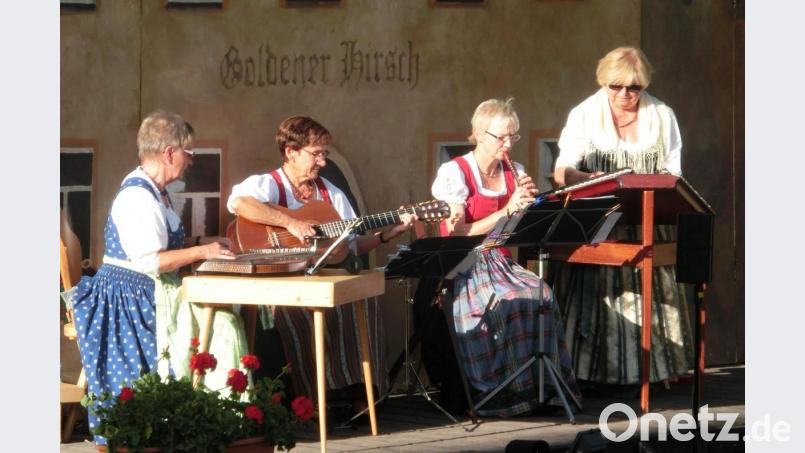Gefragt waren immer auch die Auftritte der Hirschauer Musik bei der Sommer-Serenade, die der Gesangverein 1860 alljährlich auf der Festspielbühne im Schlosshof veranstaltete. V. l.: Luzia Dietz, Inge Mangelberger, Gabi Meindl und Martha Pruy. Bild: u