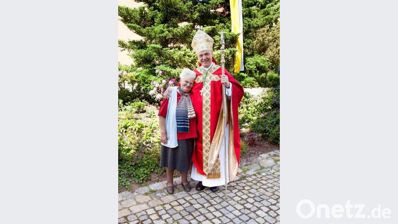 Der 25. Mai 2012 ist für Marianne Mendl ein unvergesslicher Tag. Kein Geringerer als der damalige Diözesanbischof Gerhard Ludwig Müller posierte mit ihr zum Foto und stellte dabei fest: „Sind wir nicht ein schönes Paar!“ Bild: u