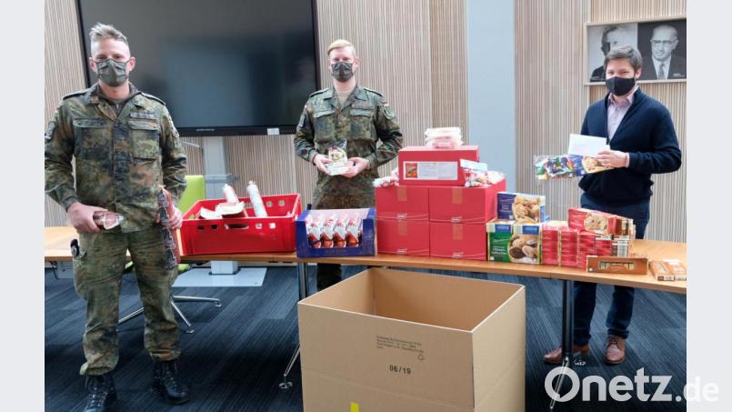 Pakete mit allerlei kulinarischen Geschenken für die Kameraden in Litauen, verpacken Oberstabsgefreiter Dominik Neuner, Stabsgefreiter Stefan Schirrmacher und Bürgermeister Peter Neumeier (von links) im Rathaus. Bild: mab