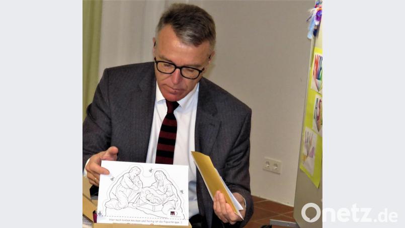 Neugierig schaut sich Bürgermeister Franz Stahl den Inhalt des &quot;Koffers to go&quot; . Er ist begeistert und lobt die schöne Idee des Museumsteams. Bild: ubb