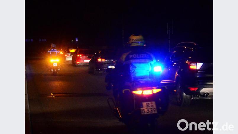 Autocorso von Corona-Leugnern durch den Weidener Feierabendverehr. Bild: uz