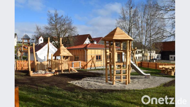 Ein vorgezogenes Weihnachtsgeschenk für die Kinder von Köttlitz ist der neue Spielplatz. Aber erst nach der endgültigen Fertigstellung dürfen sie ihn in Beschlag nehmen. Bild: bnr