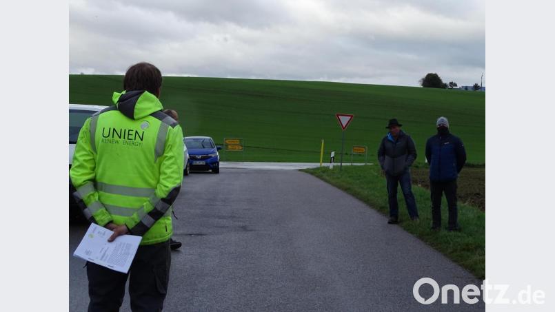 Im Oktober hatte es eine gemeinsame Sitzung der Gemeinderäte Fensterbach und Schmidgaden unmittelbar an der vorgesehenen Photovoltaik-Fläche bei Hartenricht (im Hintergrund) gegeben. Dabei wurde vom Unternehmen Unien das jetzt abgelehnte Vorhaben erläutert. Archivbild: Houschka