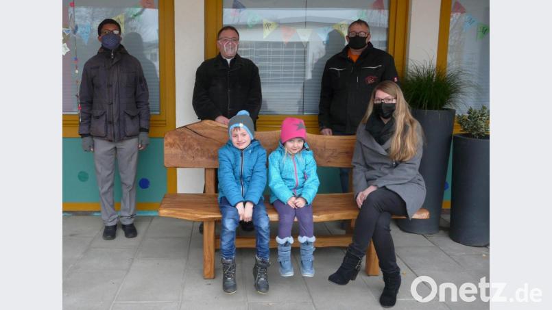 Kaplan Justin Kishimbe und Pfarrer Markus Bruckner sagten mit zwei Kindern aus der Grünen Gruppe und Sabina Lehmann ein herzliches „Vergelt´s Gott“ an Schreiner Georg-Michael Fütterer und den Kindergarten-Förderverein. Bild: mez