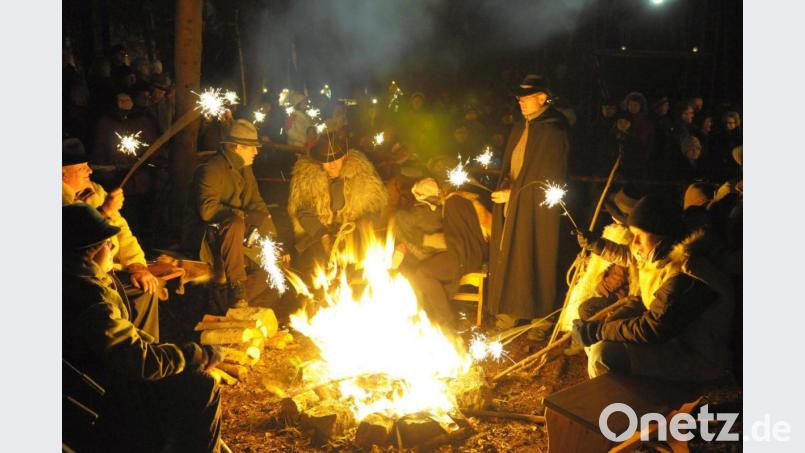 Hirten, die sich am wärmenden Feuer drängeln, und Zuschauer, die dicht an dicht im Wald stehen: In Coronazeiten ist die Sorghofer Waldweihnacht in dieser Form undenkbar. Doch die Verantwortlichen haben sich eine Pandemie-gerechte Variante der populären Veranstaltung in der Vorweihnachtszeit einfallen lassen. Archivbild: Petra Hartl