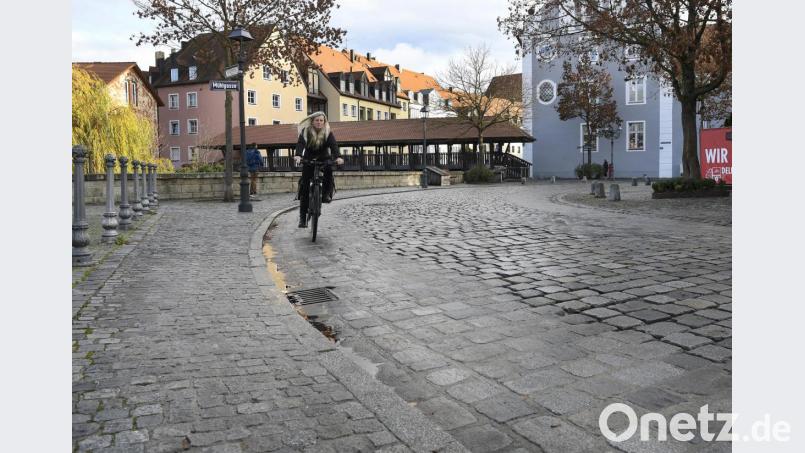 Hier hat die Stadt schon etwas getan: An der Mühl- und Franziskanergasse wurde das Kopfsteinpflaster abgefräst und eine eigene Radspur geschaffen. Bild: Petra Hartl