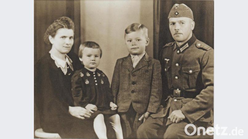 Marianne Mendl (2.v.l.) wurde in Schindlwald im Sudetenland geboren, wo ihre Eltern eine Bäckerei hatten. 1946 wurde die Familie aus ihrer Heimat vertrieben und kam nach Hirschau. Mit im Bild die Mutter, Bruder Oskar und der Vater. Bild: u
