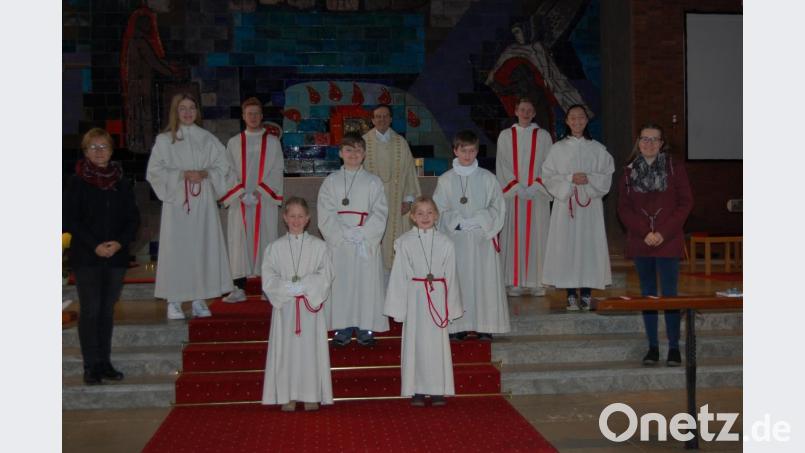 Zwei Mädchen und zwei Buben haben sich für den Dienst am Altar entschieden. Darüber freuen sich Stadtpfarrer Bernhard Müller (hinten, Mitte), Gemeindereferentin Christine Gössl (links), Pastoralpraktikantin Andrea Zeller (von rechts) sowie die Gruppenleiterinnen Sophie Rubner und Luisa Wolf (Zweite von links). Bild: az