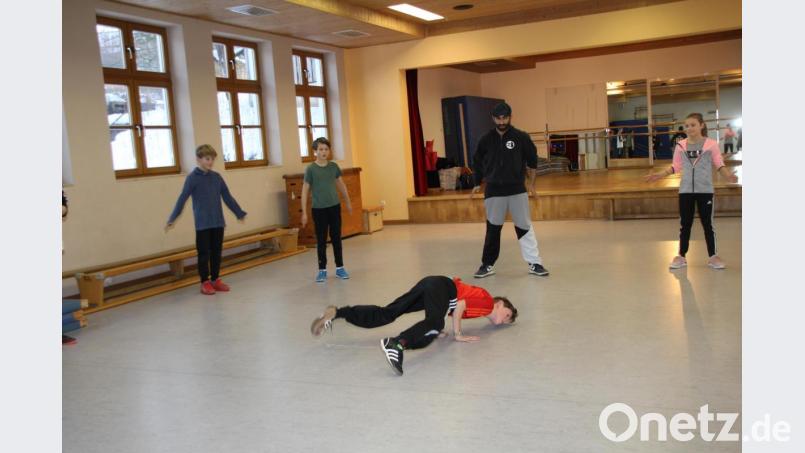 Breakdance ist eine ursprünglich auf der Straße getanzter Tanzstil, der als Teil der Hip-Hop-Bewegung in den 70er Jahren in New York entstanden ist. Heute fordert Breakdance eine hohe Disziplin von den Tänzern, die oft über athletische Fähigkeiten verfügen müssen. Der SV Kemnath a.B. bietet Training für Jugendliche ab 12 Jahren an. Bild: ads