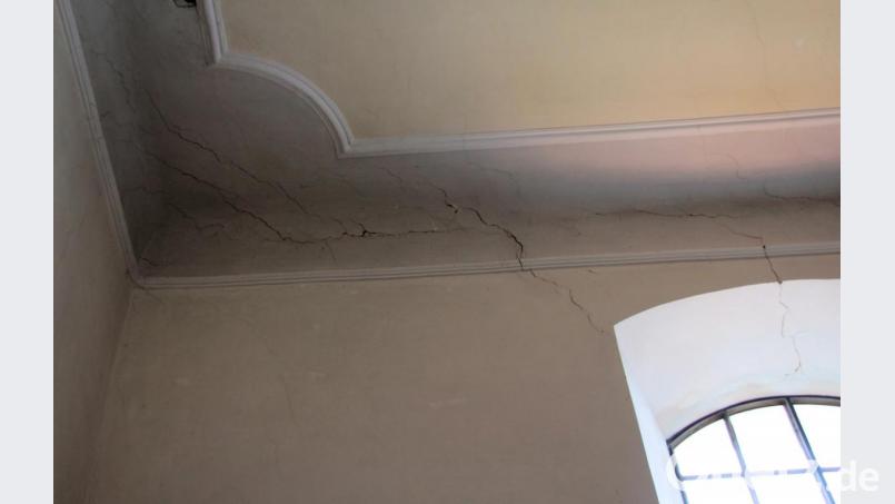 Die aus Bruchsteinmauerwerk gefertigten Außenwände haben zum Teil erhebliche Risse. Bild: bjo