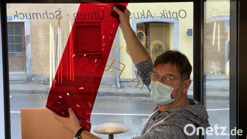 Jürgen Fuß, Vorsitzender des Mittelständischen Wirtschaftskreises Vohenstrauß, wird in seinem Optikgeschäft auch mit roter Schaufensterbeleuchtung auf die &quot;Nights of Light&quot; aufmerksam machen. Bild: ck