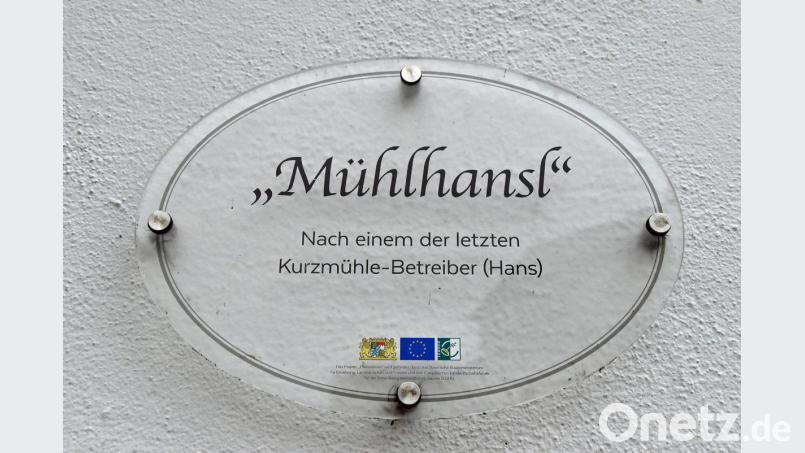 Das Projekt „Hausnamen erzählen Geschichte“ mit Schildern an den Häusern, wie hier in Rosenberg, soll im Frühjahr 2021 weiterlaufen. Bild: Andreas Royer
