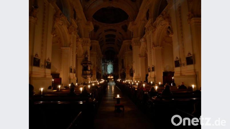 Eine besondere Atmosphäre durften evangelische und katholische Gläubigen in der nur durch Kerzen erleuchteten Basilika erleben. Bild: hmr