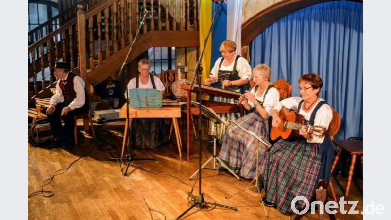 Herausragendes Ereignis der letzten Jahre war für die Hirschauer Hausmusik ihr Auftritt beim Oberpfalztag in München im November 2017. Von rechts: Inge Mangelberger, Gabi Meindl, Martha Pruy und Luzia Dietz. Links mit im Bild: Stadt-Heimatpfleger Sepp Strobl. Bild: u