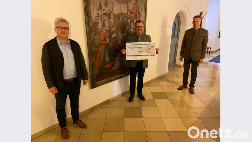 Bei der Spendenübergabe mit dem amtierenden Präsidenten des Rotary Clubs Amberg, Klaus Horn, Stadtpfarrer Markus Brunner und Past-Präsident Jens Trögner (von links). Bild: Rotary Club Amberg/exb