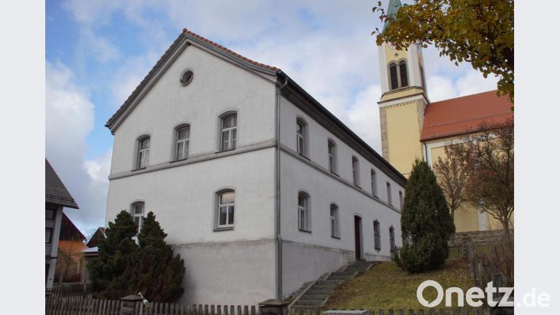 Über einen Zeitraum von 120 Jahren spielte sich die Weidinger Schulgeschichte hier ab: In diesem Gebäude nahe der Kirche wurden von 1839 bis 1963 die Kinder unterrichtet. Bild: mmj