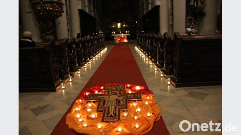 Mit viel Liebe zum Detail hatte die Gemeindereferentin Gabriele Papp mit ihrem Taizé-Gebetsteam die zahlreichen Kerzen zur ersten Nacht der Lichter in der Georgskirche arrangiert. Bild: ads