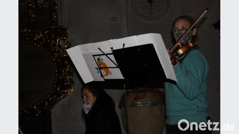 Kataryna Menges (links) und Laura Peter interpretierten die ansprechenden Texte, Gebete und Bibelstellen musikalisch. Bild: ads