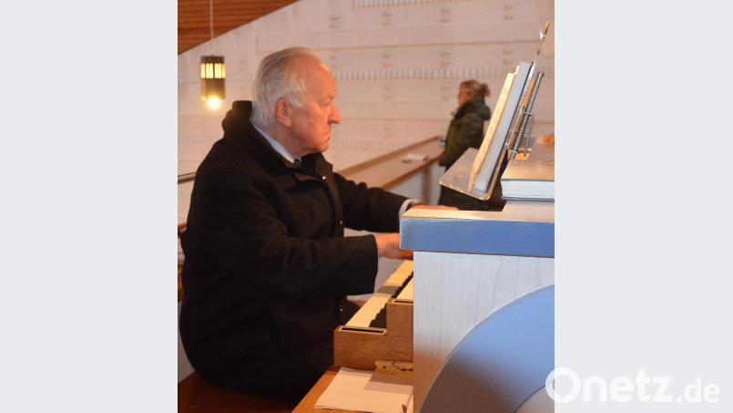 Sitzt Herbert Fraunhofer auf der Orgelbank, ist für ihn die Erfüllung perfekt. Der Vollblutmusiker beherrscht das Kircheninstrument virtuos. Bild: ü