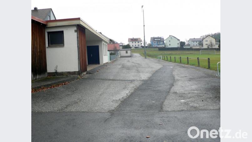 Eine große Gefahr sehen die Verantwortlichen des SC Kirchenthumbach beim Überqueren der Jahnstraße zum Sportplatz. Aus Sicherheitsgründen sollen in dem Bereich nun Absperrungen aufgestellt werden. Bild: lep