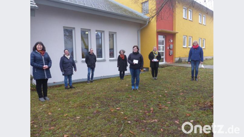 Die Frauenbund-Vorsitzenden Maria Winter und Claudia Rupprecht überreichen Kindergartenleiter Patrick Schuh, Elternbeiratsvorsitzender Manuela Beck, Ulrike Berlin, sowie für die Grundschule an Elternbeiratsvorsitzende Nicole Merkel und Rektorin Beate Vetterl (von links) die Spenden. Bild: sl
