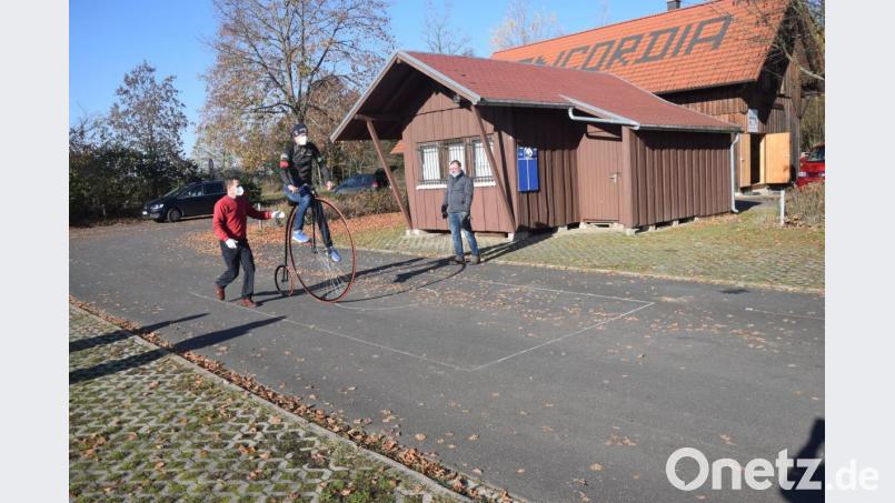 &quot;Fahrschule&quot; für Erwin Weiß mit Zdenek Mesicek. Heinz Uhl (rechts) beobachtet. Bild: fz