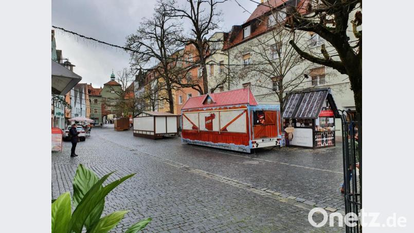 Am Donnerstag vereinbart, schon sind am Montag die Hütten und Trailer aufgefahren. Allerdings fehlt jetzt noch die Deko für einen &quot;Hauch von Hüttenzauber&quot; am Oberen Markt. Bild: Josef Wieder