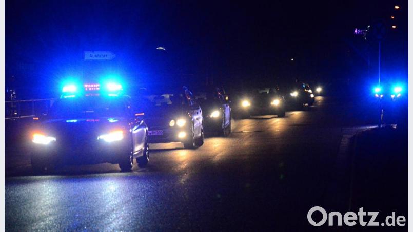 Autokorso von Corona-Leugnern durch den Weidener Feierabendverkehr. Bild: uz