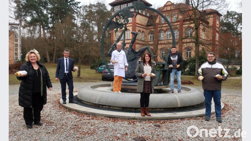 Die Geschäftsführerin der Kreishandwerkerschaft, Claudia Mendel, Kreishandwerksmeister Ernst Maler, Prüfer Manfred Stiefel sowie die Bäckermeister Stefanie Schmid, Kurt Scherl und Christian Glaab (von links) freuten sich über das gute Ergebnis bei der Stollenprüfung der Schwandorfer Bäckerinnung. Bild: Hirsch