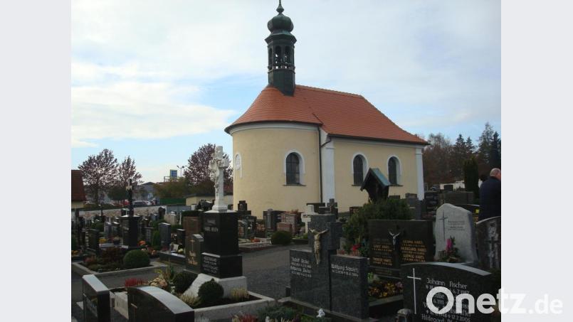 Im Innenraum der Friedhofskapelle Mitterteich haben die damaligen Bauherren versucht, den Gläubigen das Sterben und was danach kommt zu veranschaulichen. Bild: wmr