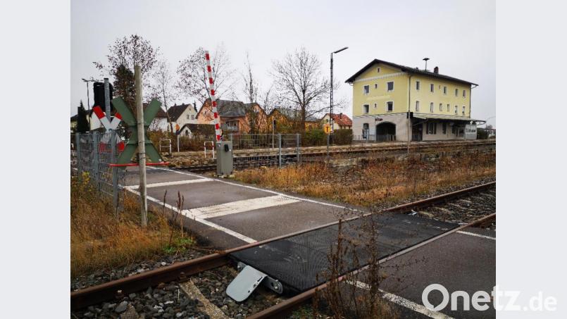 Was die Barrierefreiheit des Bahnhofs anbelangt, so ist momentan durch die Bahn lediglich geplant, einen schienengleichen, aber barrierefreien Weg zu schaffen. Der Markt Schwarzenfeld hat hier Einwände, auch was den Bahnübergang als solchen anbelangt. Bild: Thomas Dobler