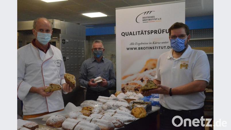 Bei der Qualitäts-Stollen-Prüfung alle Hände voll zu tun hatten (von links) Manfred Stiefel, Walter Beer und Wolfgang Schmid. Bild: uz
