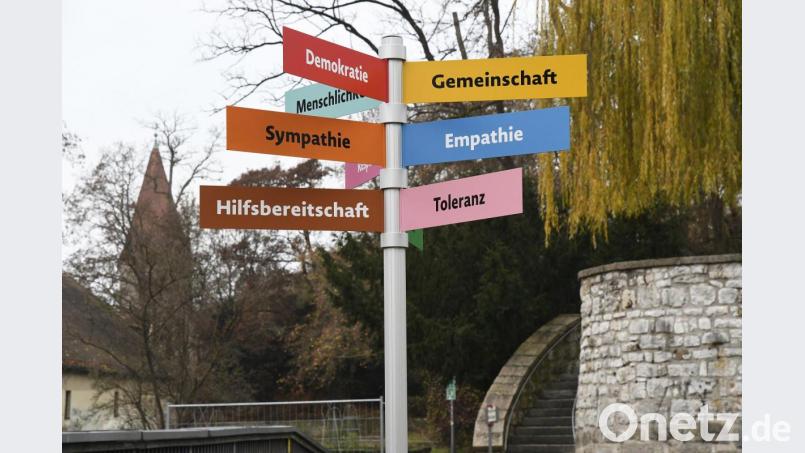Der Wegweiser für Toleranz und Demokratie im Stadtgraben beim Vilssteg am Englischen Garten soll um eine Hinweistafel für den 1995 ermordeten Klaus-Peter Beer ergänzt werden. Bild: Petra Hartl