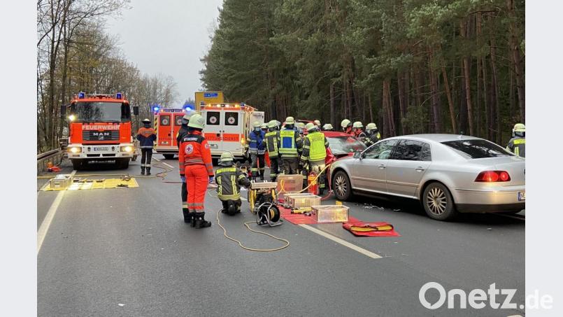 Feuerwehr und Rettungsdienst sind im Einsatz: Ein roter Kleinwagen ist auf der Gegenfahrbahn gegen die silberfarbene Limousine gestoßen. Bild: Gustl Beer