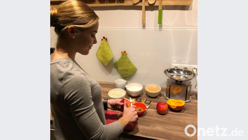 Katharina Nübler schält die Äpfel für ihren selbst kreierten winterlichen Kürbis-Apfel-Kuchen. Bild: Nübler/privat