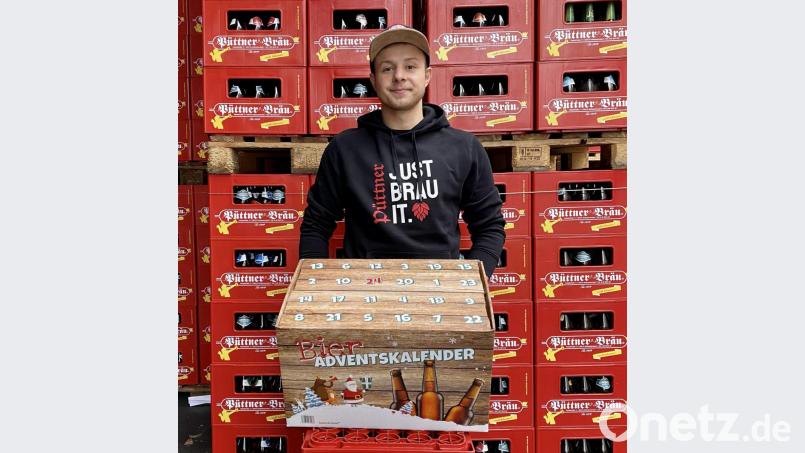 Jeremias Püttner präsentiert den neuen Bier-Adventskalender – mit allerlei Süffigem darin. Die Schlammersdorfer Brauerei hatte die Idee dafür. Bild: Brauerei Püttner/exb