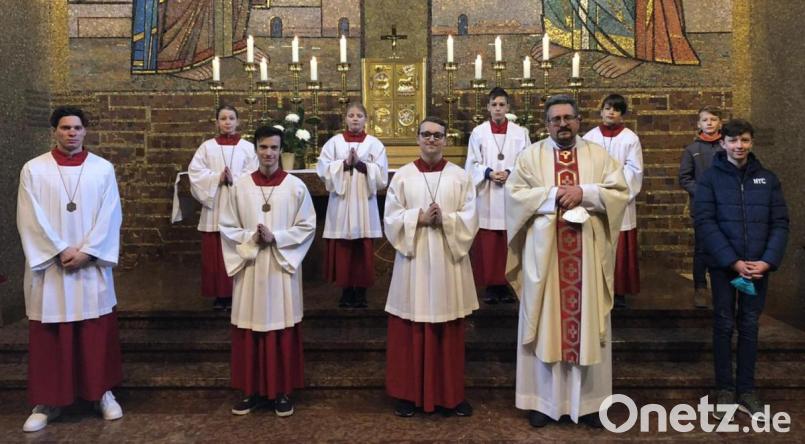 Zwei neue Ministranten machen Dienst am Altar in Herz Jesu. Lukas Frey (links) wurde nach zehn Jahren verabschiedet. Bild: Kunz