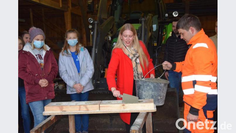 Zusammen mit der Jugendbeauftragten des Marktes Hohenburg Susanne Braun füllten die Jugendlichen aus Hohenburg die Formen für ihre Fußstapfen in Beton zur Erinnerung an die Todesmärsche von KZ Häftlingen im Lauterachtal Bild: bö