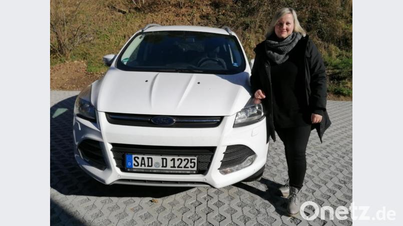 Christina Dillig und das vermeintliche &quot;Corpus Delikti&quot;: Amüsiert erzählt die die Geschichte über ihren Zeugenfragebogen. Bild: Dilliig/exb