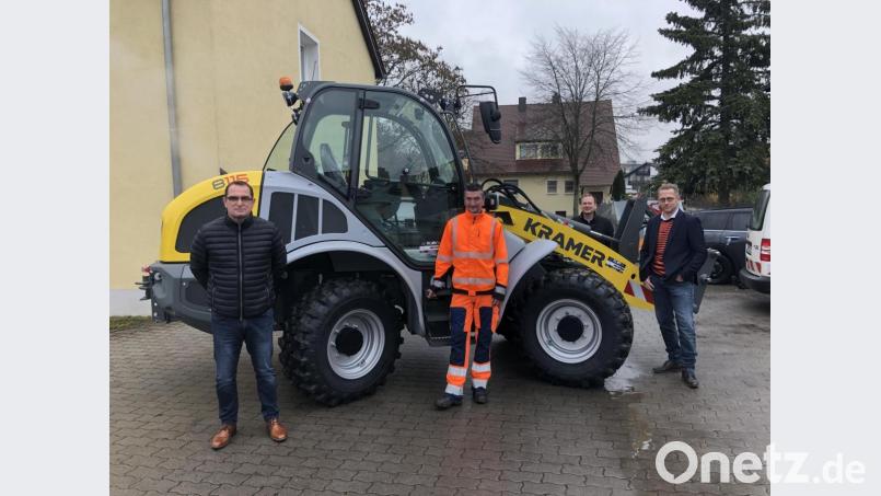 Über den neuen Lader für den Bauhof freuten sich Stefan Primus, Heiko Kettel, Bürgermeister Christian Porsch und Bauamtsleiter Thomas Schneider (von links). Bild: ak