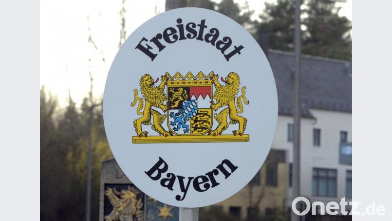 Ein Schild mit dem Wappen des Freistaats Bayern in Waidhaus. Bild: Armin Weigel/dpa