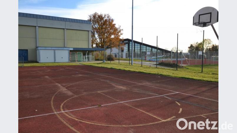 Auf dem alten Hartplatz beim Stiftland-Gymnasium soll eigentlich die neue Dreifachturnhalle entstehen. Im Hintergrund (links) ist die alte Dreifachturnhalle. Bild: as