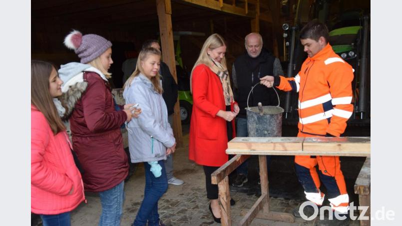 Auf dem Bauhofgelände in Hohenburg haben Jugendliche Fußspuren gegen das Vergessen der Todeszüge der KZ-Häftlinge vor 75 Jahren gegossen. An exponierten Stellen werden sie dann angebracht werden. Bild: bö