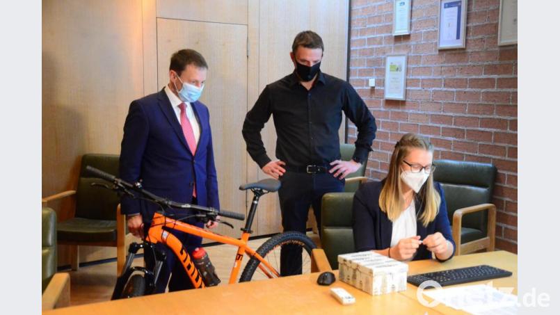 Oberbürgermeister Jens Meyer und Sportleiter Christian Meiler beobachten Lena-Maria Völkl bei der Ziehung der Hauptgewinnerin. Bild: uz