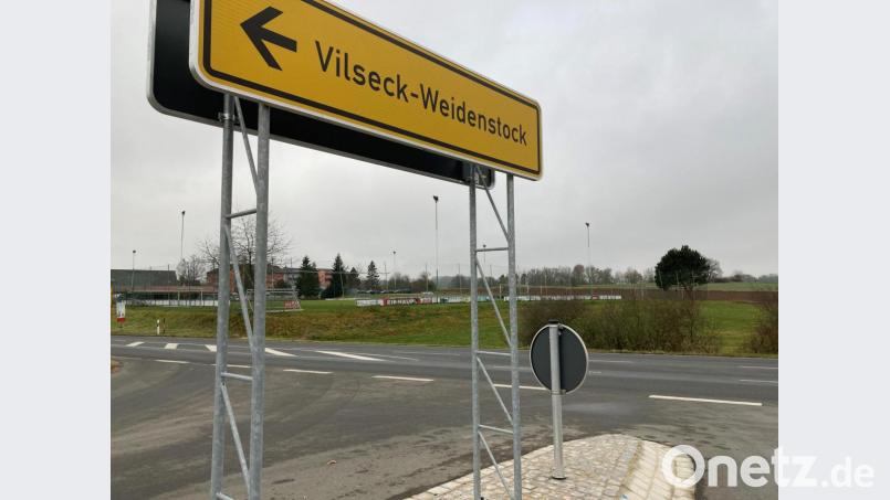 Gegenüber der Einfahrt zum Neubaugebiet Weidenstock soll, angrenzend an den bestehenden Sportplatz des 1. FC Schlicht, ein zusätzliches Rasenspielfeld gebaut werden. Bild: e