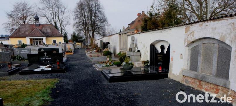 Erstmals wird im katholischen Friedhof an der Kirchstraße eine Urnen-Grabstätte für sechs Beisetzungen errichtet. Passend dafür die Grabstelle der freie Platz an der Friedhofmauer (ganz rechts) unmittelbar gegenüber dem Hochkreuz des Friedhofes. Bild: le